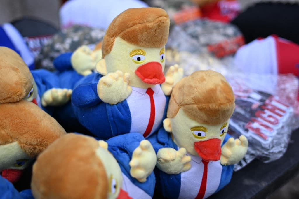 Patos con copete y traje formaron parte de la mercancía de Trump a la venta cerca del Capitol One Arena donde 
<a href="https://www.univision.com/local/washington-dc-wfdc/esto-exigen-manifestantes-en-washington-dc-durante-la-toma-de-posesion-de-donald-trump-video" target="_blank">Donald Trump juró como el 47.º presidente de Estados Unidos</a>, el 20 de enero de 2025 en Washington, DC.