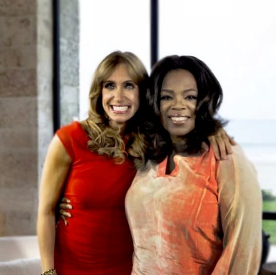 Al lado de su inspiración y ejemplo Oprah Winfrey.