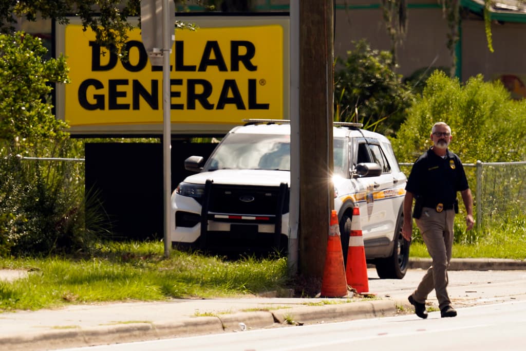 El anuncio de la tienda Dollar General donde ocurrieron los asesinatos este sábado en un barrio perominantemente negro de Jacksonville.