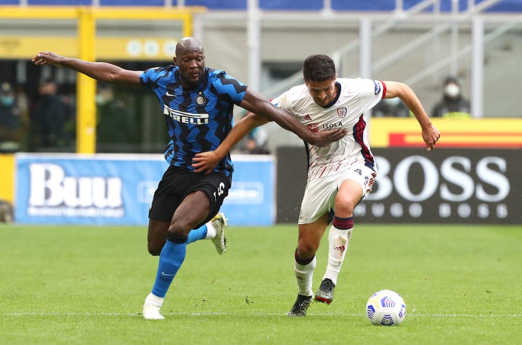 El Inter se lleva la victoria ante Cagliari por la mínima y ya suma 11 victorias al hilo y 14 partidos sin ver la derrota en la Serie A, colocándolo como superlíder y acercándose cada vez más al Scudetto. El gol fue por parte de Matteo Darmian al minuto 77 del encuentro.