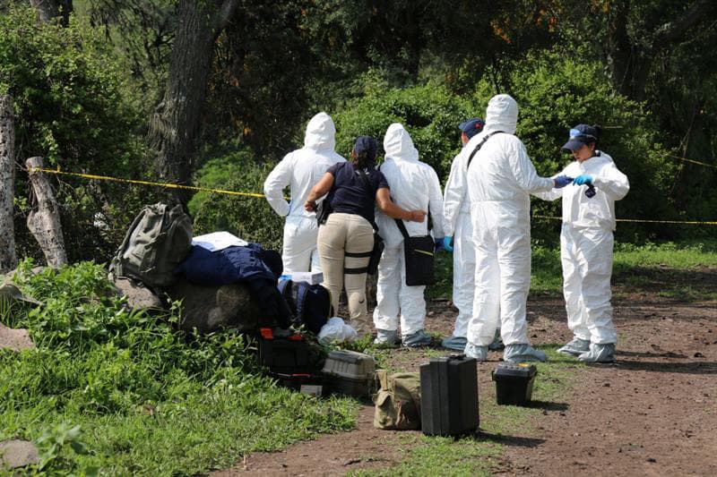 Peritos forenses en el lugar del hallazgo, en Michoacán.