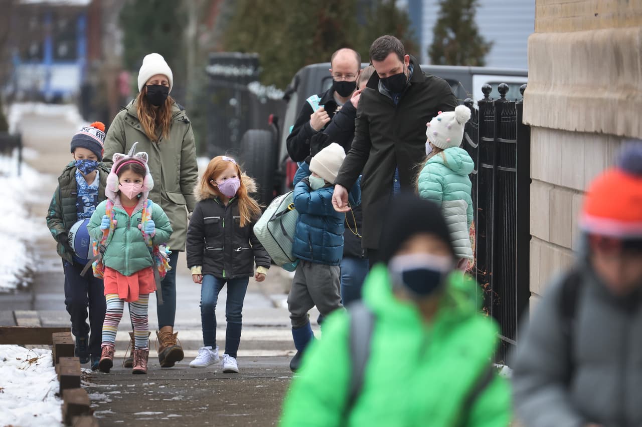 Los maestros y trabajadores recibirán una prueba semanal. Además, las escuelas se cerrarán si el 30% o más de sus maestros están ausentes por covid-19.