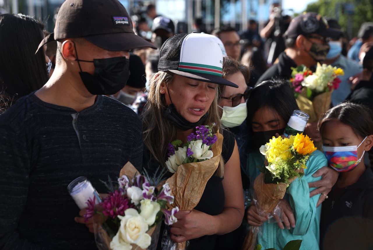 Cientos de personas se reunieron en el centro de San José para participar en una vigilia en memoria de 
<a href="https://www.univision.com/local/san-francisco-kdtv/lo-que-sabemos-del-tiroteo-masivo-en-el-vta-de-san-jose-fotos">las nueve víctimas</a> que perdieorn la vida durante el 
<a href="https://www.univision.com/local/san-francisco-kdtv/sam-cassidy-tiroteo-masivo-vta-san-jose-armas-semiautomaticas">tiroteo masivo en una base de trenes del VTA</a>. En la imagen, familiares de Paul Megia, una de las víctimas.