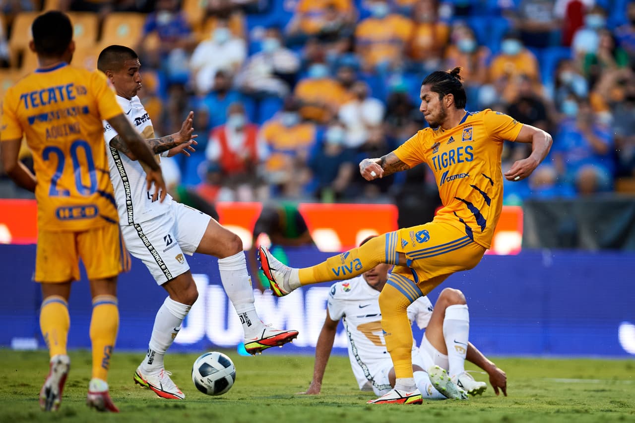 Antes de la media hora de juego, el central de Tigres, Carlos Salcedo, se pintaba de amarilla por una falta innecesaria en el mediocampo y condicionaba a su equipo.