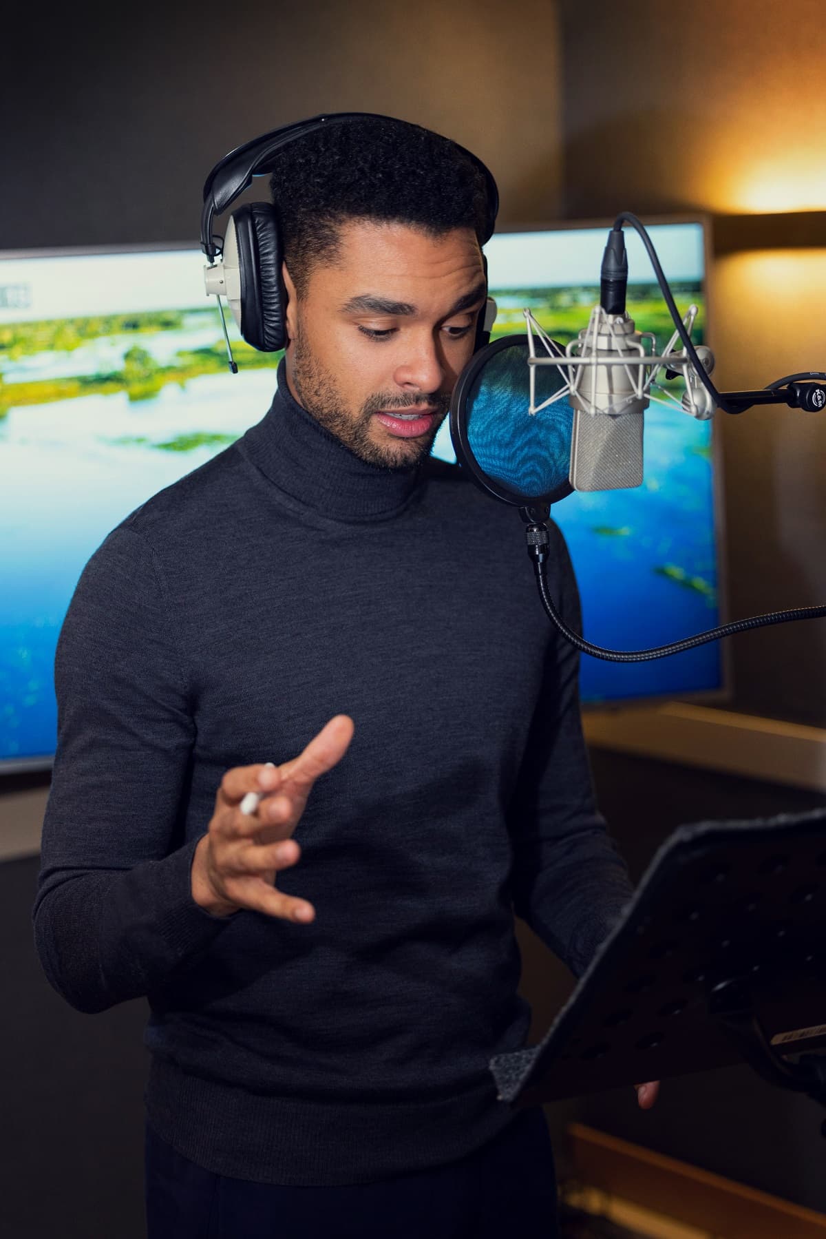 En ella el actor narra con su hipnotizante voz y acento británico, cómo es la vida de la fauna silvestre en el desierto de Kalahari y la importancia de las manadas de animales para sobrevivir.