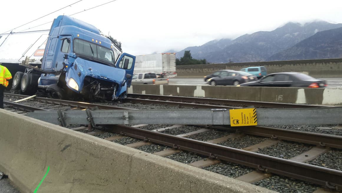 La lluvia causa un caos prenavideño en el sur de California