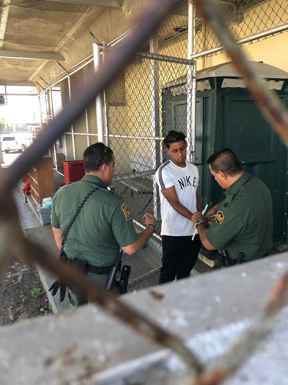 Arrestan a 14 indocumentados en Hatillo.