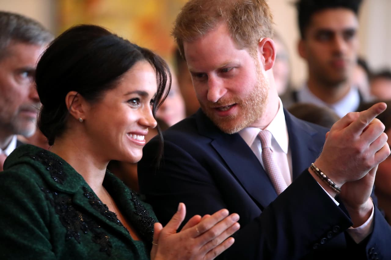 "Respeto y aplaudo el compromiso de 
<b><a href="https://www.univision.com/famosos/tras-separarse-de-william-y-kate-meghan-y-harry-estrenan-fundacion-con-un-nombre-familiar-fotos" target="_blank">Harry y Meghan con la caridad</a></b> y hago un llamado a la prensa para que 
<b>cese estos implacables y falsos ataques</b> sobre su persona que se elaboran a diario de manera espuria", exigió el cantante. 
<br>