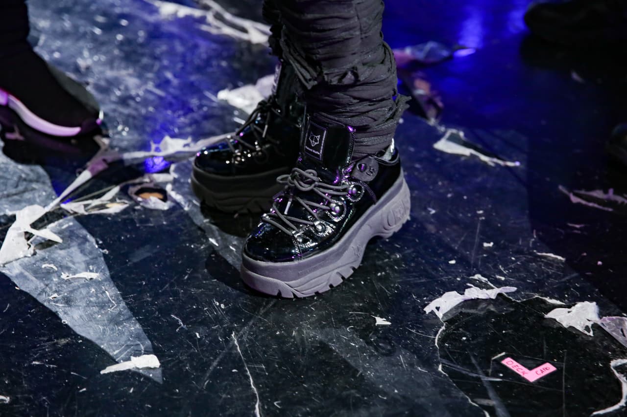 Complementó su outfit con estas botas negras de charol con plataforma de la marca Naked Wolfe.