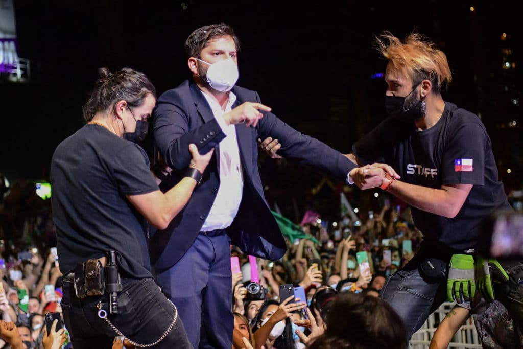 Boric se verá obligado a negociar en el Senado donde hay una paridad de fuerzas. Y también deberá dar señales de confianza a los mercados.