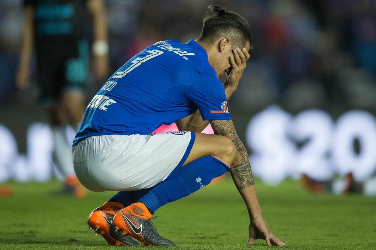 15. Cruz Azul: 8 puntos (-4)