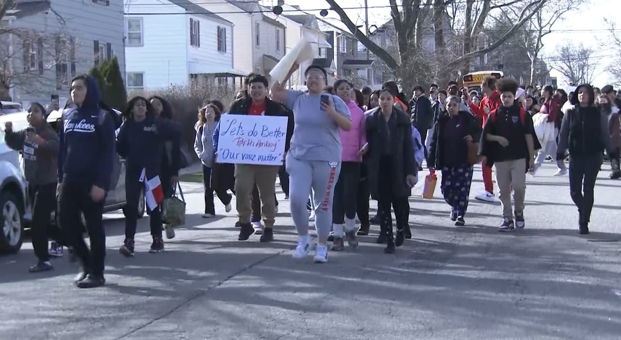 "Queremos que hagan algo" Alumnos de Perth Amboy en Nueva Jersey protestan tras apuñalamiento de menor Smailyn Jiménez