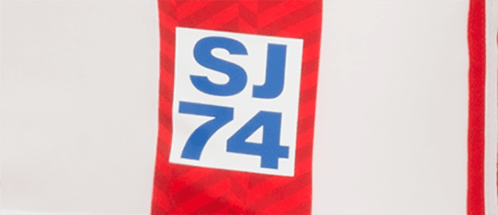 Y en la parte inferior de la línea vertical, se encuentra un emblema del año de fundación del club, 1974: