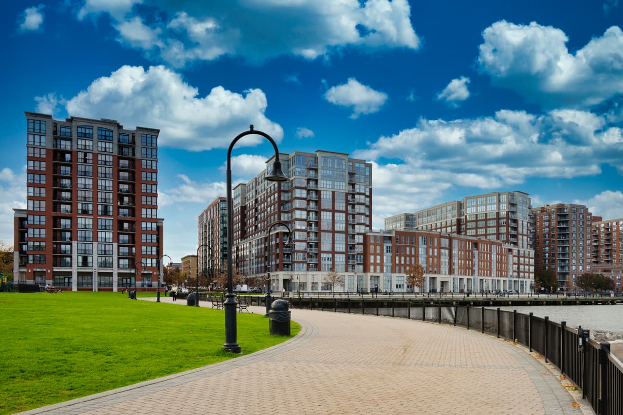 <h3 class="cms-H3-H3">20. Nueva Jersey</h3>
<br>
<br>💊
<b> Esperanza de vida (2020): </b>77.5 años (empate).
<br>
<br>💊 
<b>Modificación con respecto a 2019: </b>-2.6%
<br>
<br>💊
<b> Porcentaje de personas sin seguro médico:</b> 7.6%
<br>
<br>💊 
<b>Población: </b>8,885,418
<br>