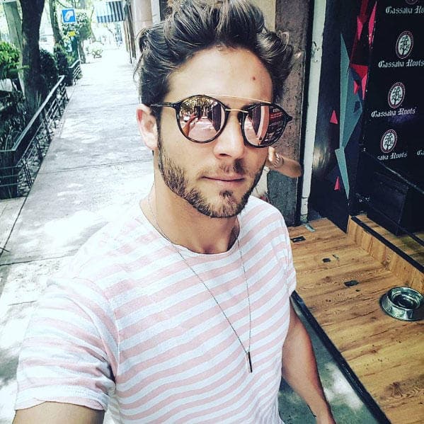 En muchas de sus fotografías le gusta mostrar su perfil, la seriedad le sienta muy bien, ¿no crees?