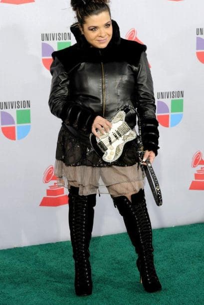 Los fashionistas tuvieron mucho de qué hablar con el atuendo de algunas de las estrellas invitadas a los Latin GRAMMY. Los artistas no sólo dejan volar su creatividad para componer canciones sino también para vestirse. Desafortunadamente no se escaparon de caer en la lista de los peor vestidos.