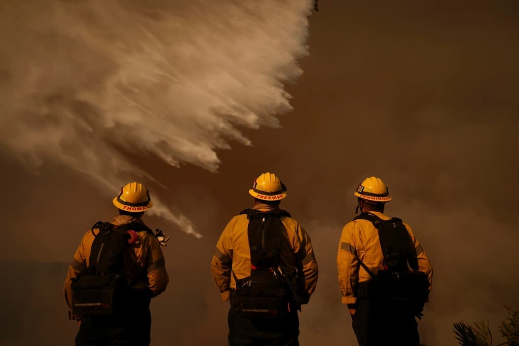 Bomberos en el área de Mandeville Canyon en Palisades, la zona más afectada por los incendios que arden en Los Ángeles.