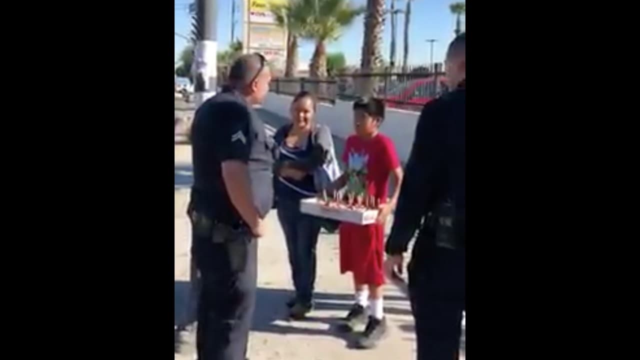 Un niño llora de emoción cuando policías le regalan un pavo por el Día de Acción de Gracias