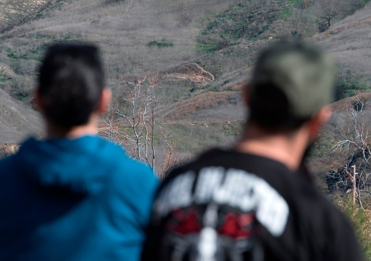 Las autoridades locales establecieron los límites del perímetro de investigación, de donde fueron expulsados paparazis e individuos que están usando drones. El área ha sido acordonada por el Departamento del Sheriff del Condado de Los Ángeles.