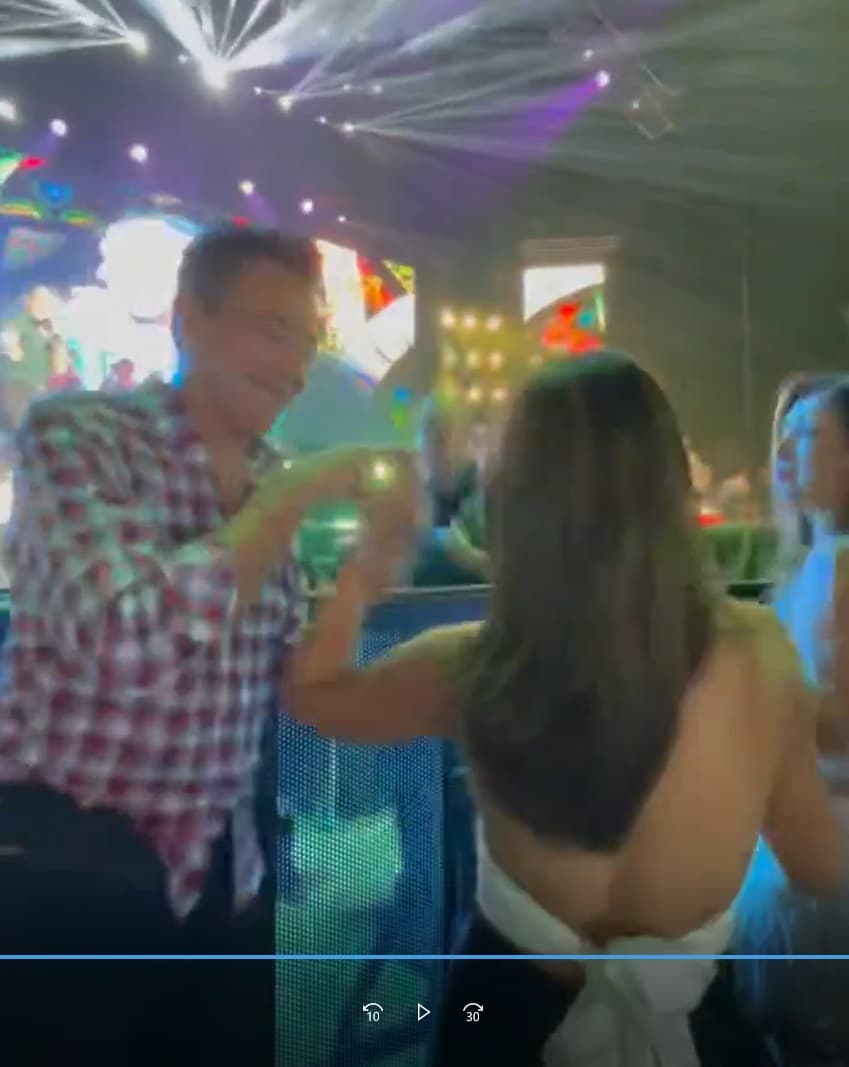 En uno de los videos que publicó Sara, se ve cómo Priscila también comparte con su esposo e hija unos pasos de baile.