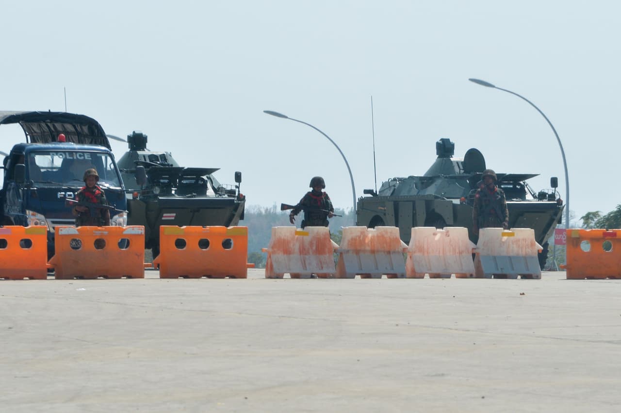 Las fuerzas armadas de Myanmar tomaron el control del país y se quedarán al mando por un año, según informaron. Medios informaron que muchos de los políticos destacados del país, incluida la consejera de Estado y premio
<a href="https://www.univision.com/temas/premios-nobel">Nobel de la Paz</a>,
<b>Aung San Suu Kyi</b>, habían sido detenidos. Irrawaddy, un servicio noticioso en internet, reportó que Suu Kyi, que en la práctica era la jefa de gobierno, y el presidente, Win Myint, habían sido detenidos de madrugada.