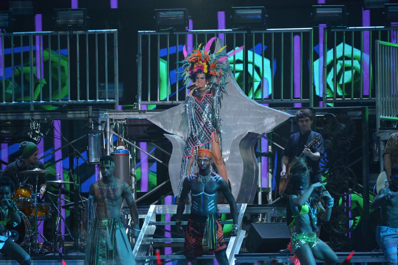 Liliana se transformó en una princesa para abrir su presentación.