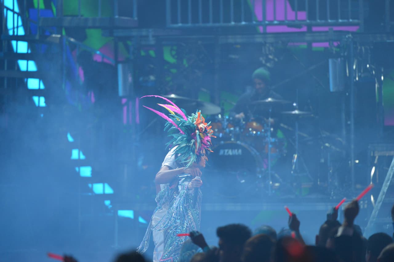 La noche se llenó de ritmo con esta presentación musical.