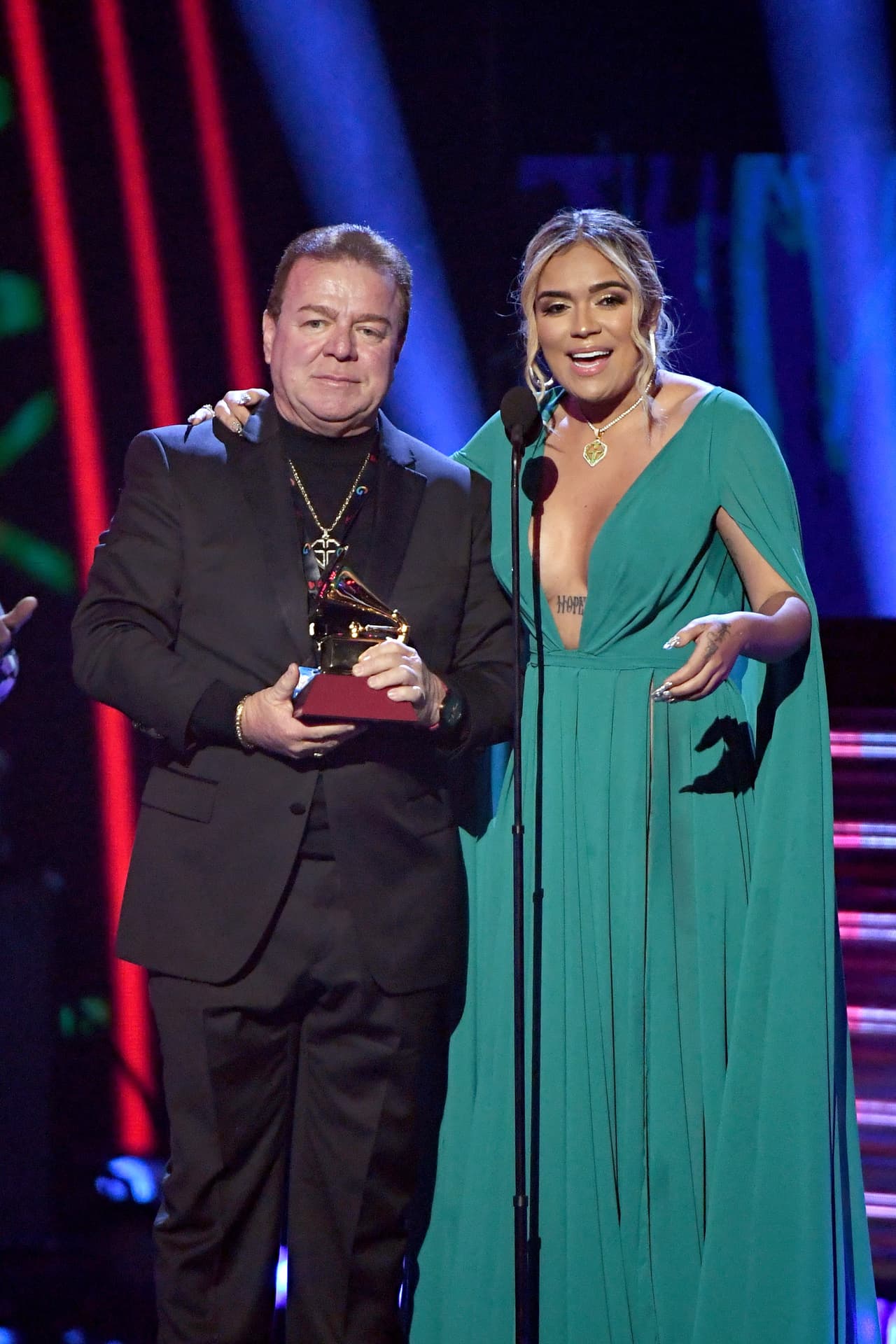 Karol G fue la ganadora de la categoría Mejor Nueva Artista. La colombiana subió acompañada de su padre a recibir su premio.