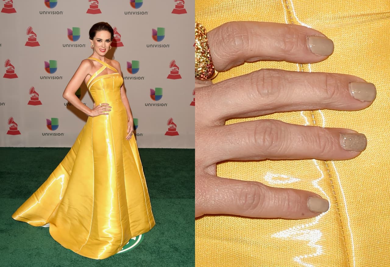 Jacquie Bracamontes en un color amarillo súper vibrante, pero con las manos naturales y con una perfecta manicura.