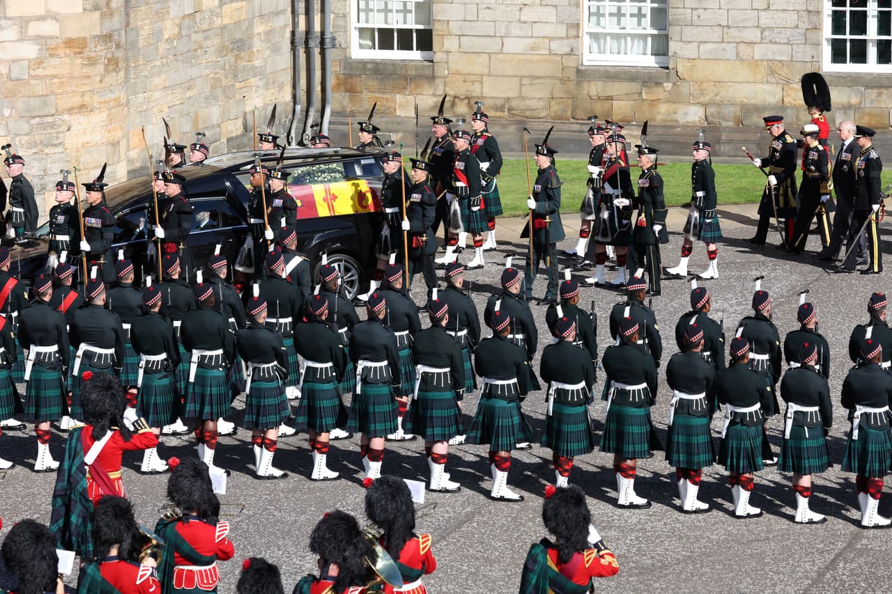 Los cuatro hijos de la reina, Carlos III, Ana, Andrés y Eduardo caminaron por las calles de Edimburgo hasta la Catedral de St Giles. 
<br>
<br>