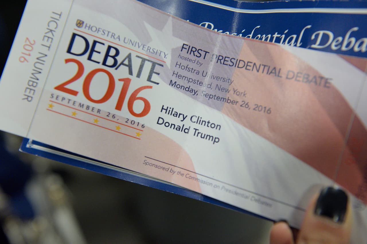 El tiquete de entrada al evento entre candidatos, con un error en el nombre de la candidata Republicana, se lee ‘Hilary’.