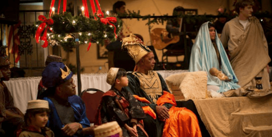 <b>International Celebration of Christmas Live Nativity Show en Huntington Beach</b>
<br>
<b>Cuándo:</b> 15 de diciembre entre las 4 y 6 de la tarde
<br>
<b>Dónde:</b> Old World Village, 7561 Center Ave., Huntington Beach, CA 92647
<br>
<b>Costo:</b> Entrada gratis, se aceptan donaciones.
<br>