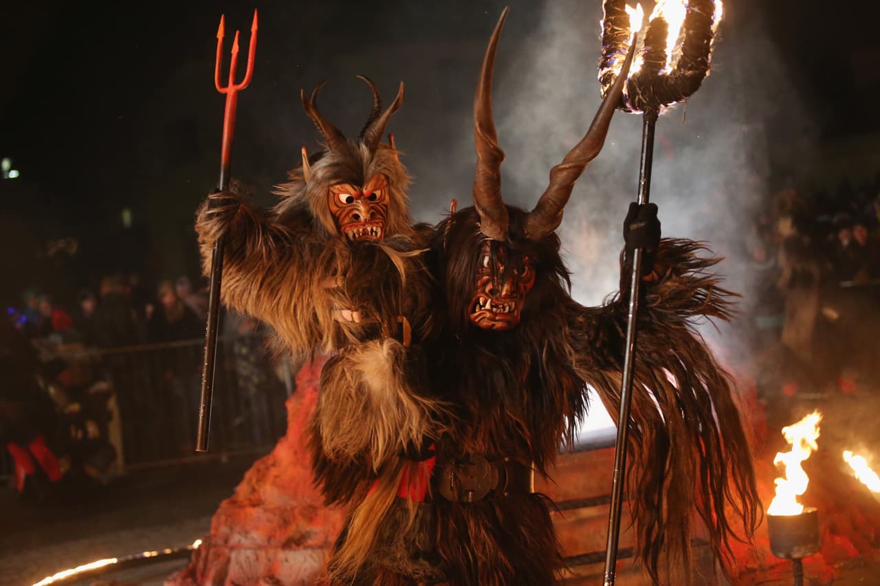 Inspirado por la película del mismo nombre, basada en una leyenda nórdica de una criatura mitad cabra, mitad monstro con largos cuernos y afiladas garras que se estrena este 4 de diciembre. Si realmente quieres ser recordado la noche del terror, saca al Krampus dentro de ti y pon a chillar a más de uno