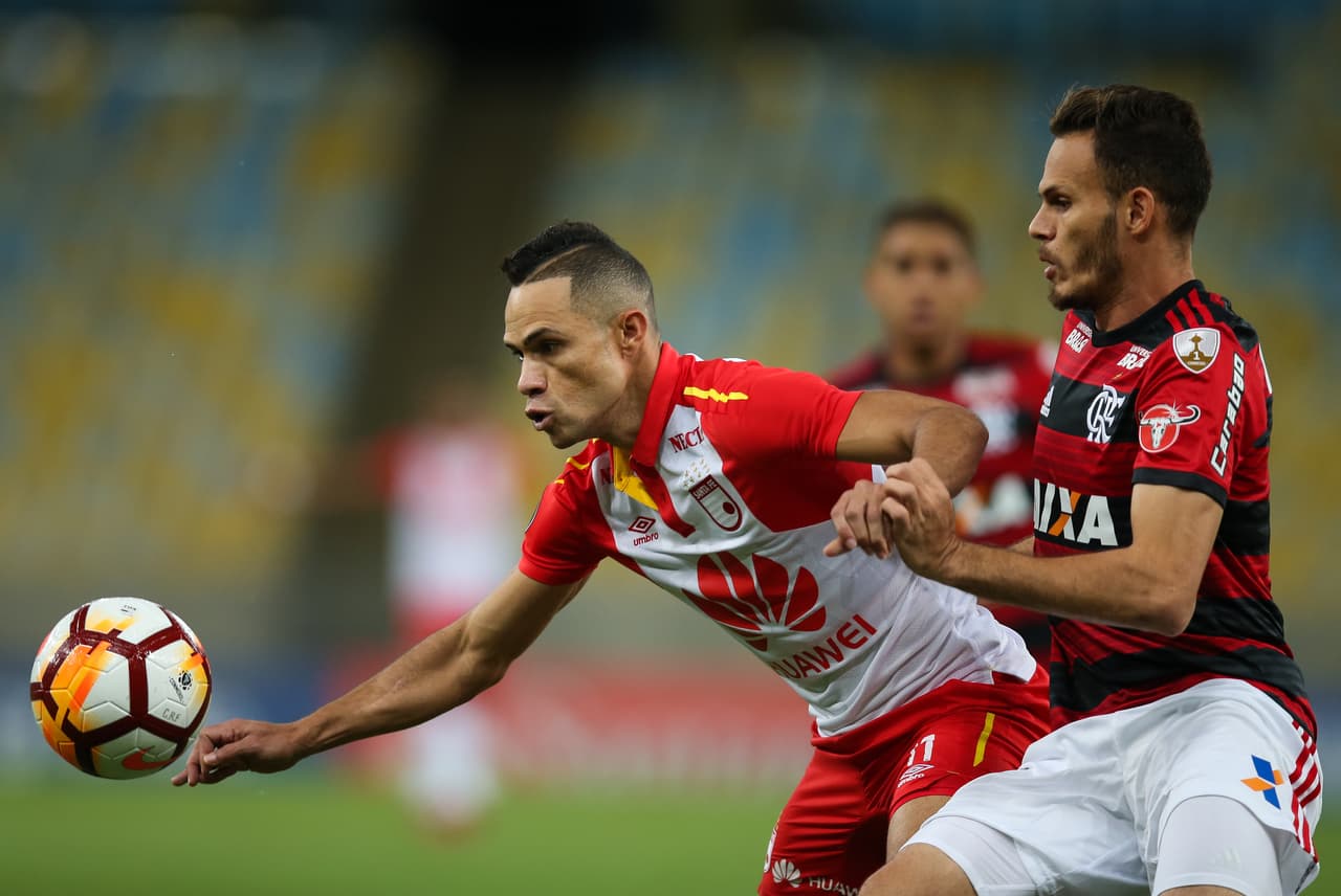 <b>Anderson Plata </b>es el encargado de desequilibrar por las bandas en Santa Fe. Su mayor fortaleza es la velocidad, la cual combina muy bien con el regate. Sin embargo, le hace falta un poco en la definición en el último tramo del campo.