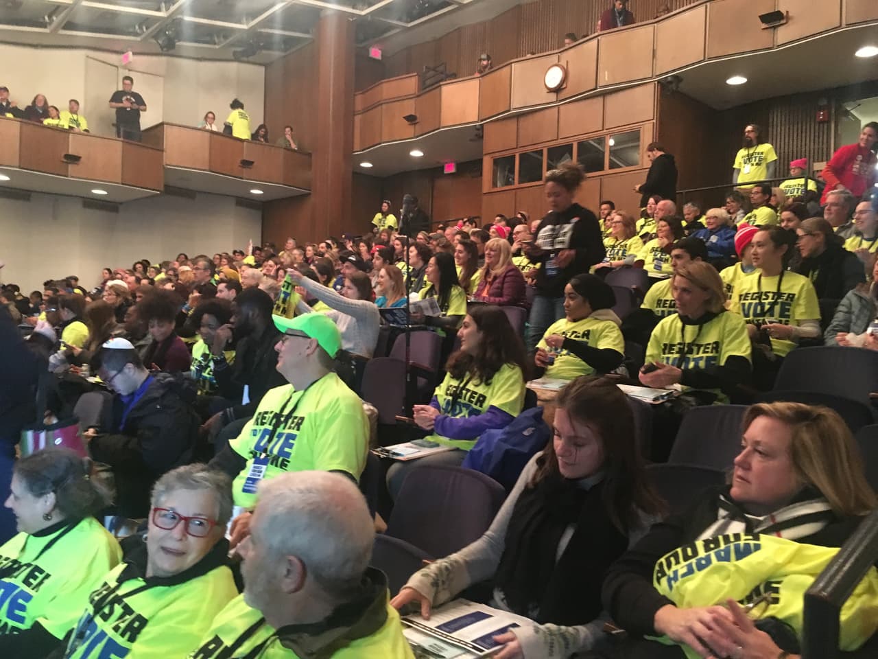 Más de 1,200 personas se congregaron en un auditorio de Georgetown Law para recibir un entrenamiento para registrar a nuevos votantes en la marcha de Washington, DC.