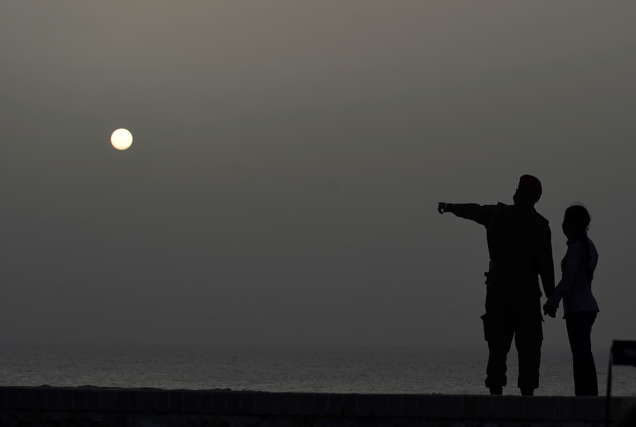 El atardecer del 24 de junio en la capital cubana. Según Mojena, experto en el tema, estas nubes están cargadas de materiales "altamente nocivos para la salud humana" y "los diferentes ecosistemas marinos y terrestres".