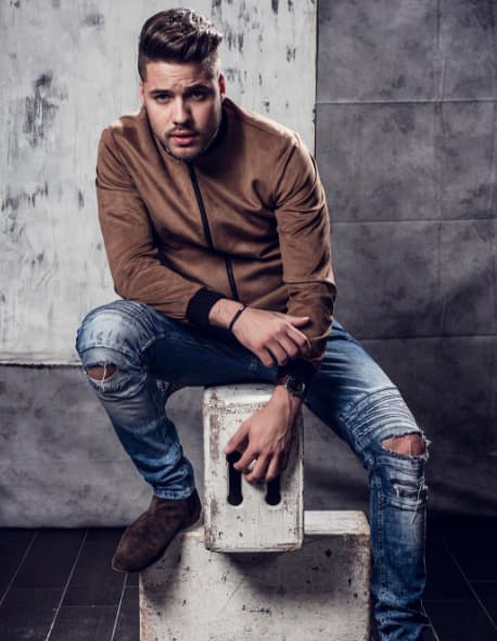 Todo una galán listo para asistir a la fiesta de Premio Lo Nuestro, William ha dado grandes pasos en su carrera.