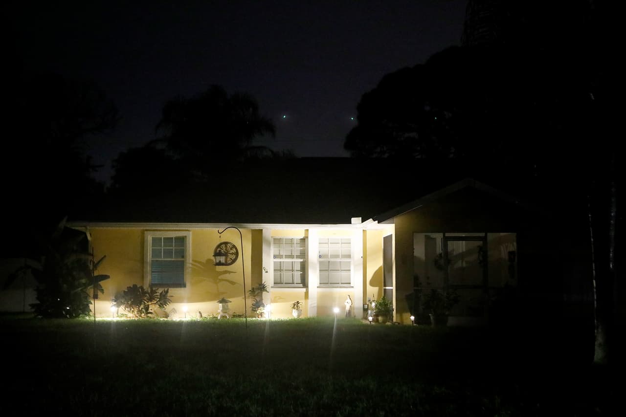 <h3 class="cms-H3-H3">Orden de arresto contra Brian Laundrie</h3>
<br>
<br>La oficina del FBI en Denver informó el jueves 23 de septiembre que había emitido 
<a href="https://www.univision.com/noticias/estados-unidos/caso-gabby-petito-orden-de-arresto-brian-laundrie" target="_blank">una orden de arresto federal en contra de Brian Laundrie</a>, el novio de Gabby Petito, y quien se cree que fue la última persona en verla con vida. Se desconoce el paradero del joven, quien ya había sido nombrado como "persona de interés" en el caso. En la imagen, la casa de los padres de Laundrie, que fue investigada por la policía esta semana.