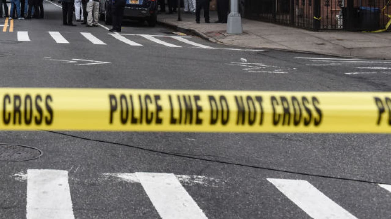 Hallan a tres niños muertos en una casa de Los Ángeles; su madre es persona de interés en el caso