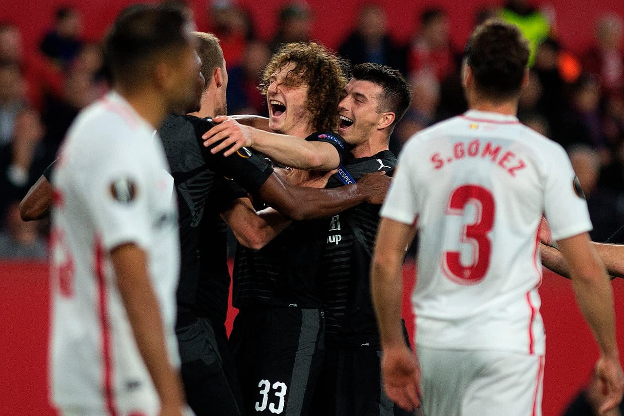 Mientras buscaba la pelota sus compañeros ya celebraban el primer gol del defensor en esta temporada.