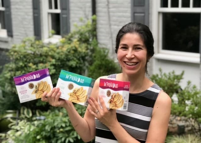 Hispana pensó que triunfaría como científica, pero ahora produce 80,000 empanadas diarias y tiene 75 empleados