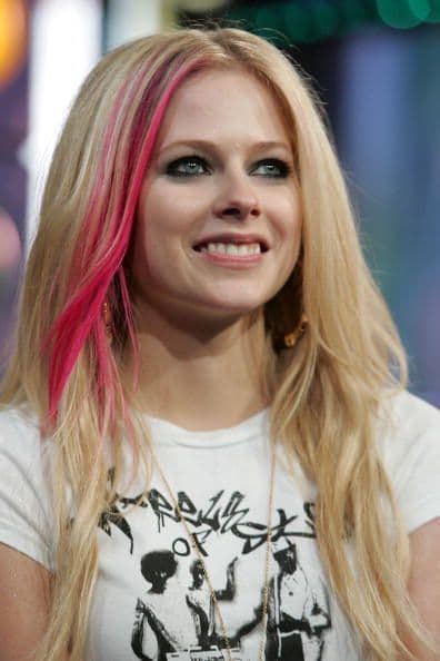 Uno de los estilos más imitados por la juventud fue el de la cantante Avril Lavigne. Sus mechones rosas que resaltaban de entre su rubia melena resultaron ser un 'boom' en cuanto a moda para el cabello.