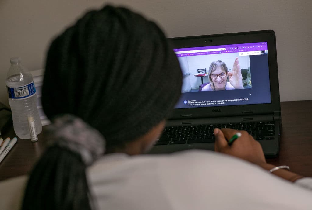 Padres podrían pagar por daños si sus hijos siguen este reto de TikTok en escuelas de Florida