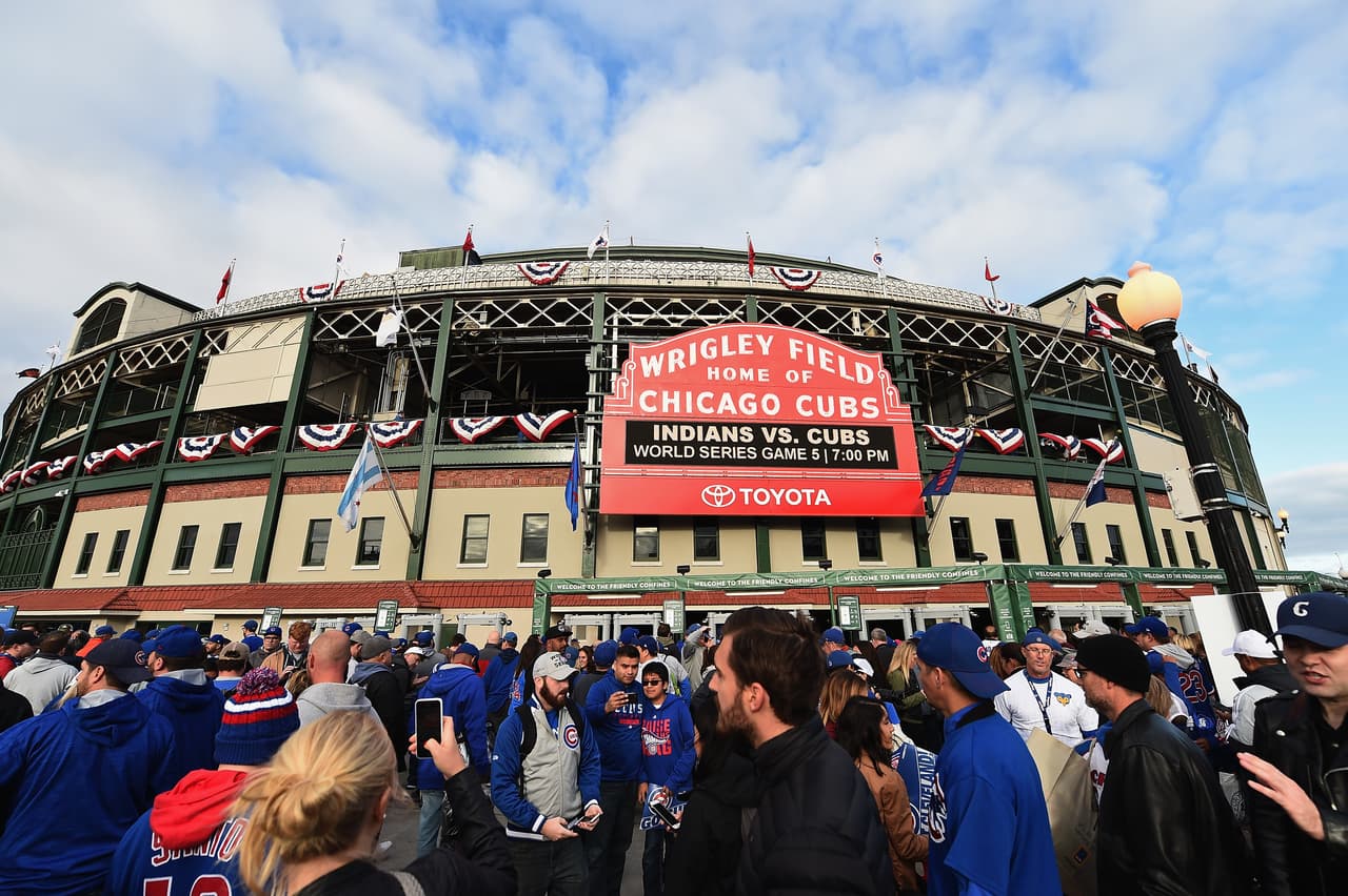 Al Wrigley Field llegaron los fanáticos de los Chicago Cubs con la mejor de las energías, aunque algunos insisten en recordar la maldición.