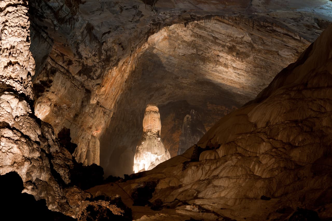 El Parque nacional Grutas de Cacahuamilpa está en la Sierra Madre del Sur, al norte del Estado de Guerrero. Cuenta con rutas de espeleología de 2 km, algo cortas para los amantes de la disciplina, pero su belleza las convierte en una parada obligada. Fue habitada por tribus chontales, que realizaban ceremonias religiosas en su interior. Fueron descubiertas en 1834 por Manuel Sainz de la Peña Miranda.