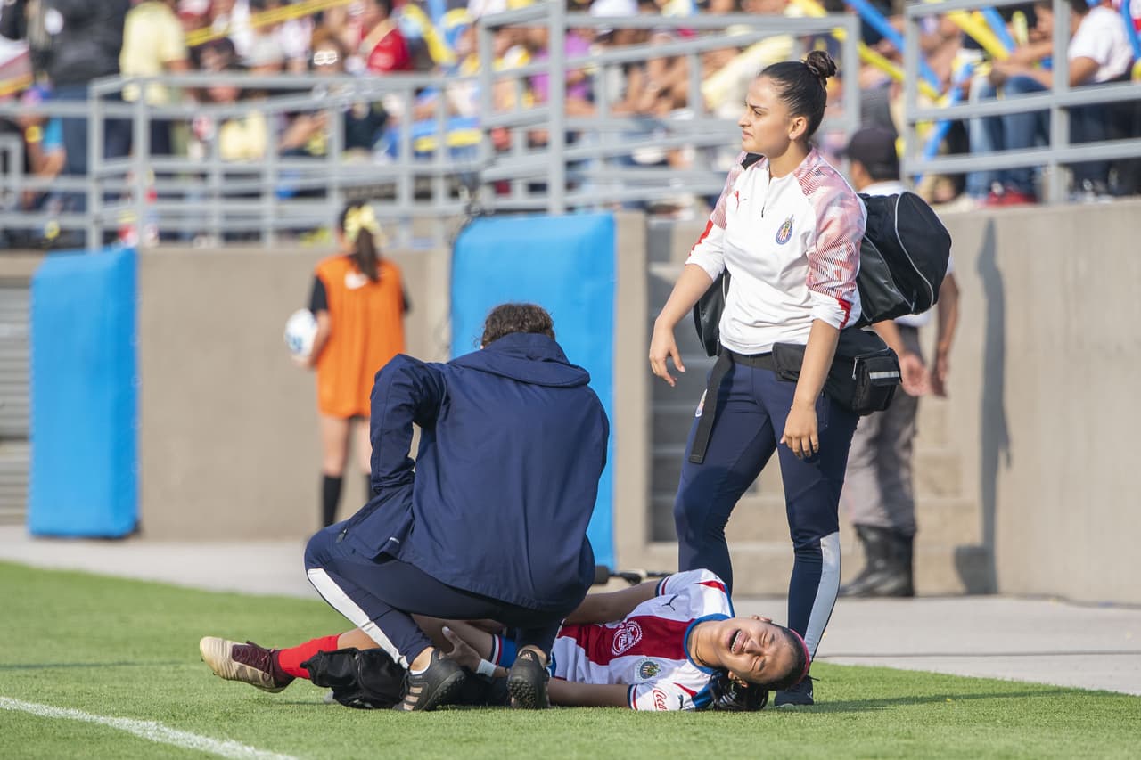 Gaby Huerta recibe un tremendo golpe que la deja tendida en el césped.