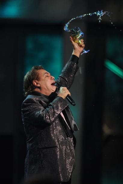 Juan Gabriel brindó con su público en el año 2009. Sin duda, esta es una de sus presentaciones más históricas.