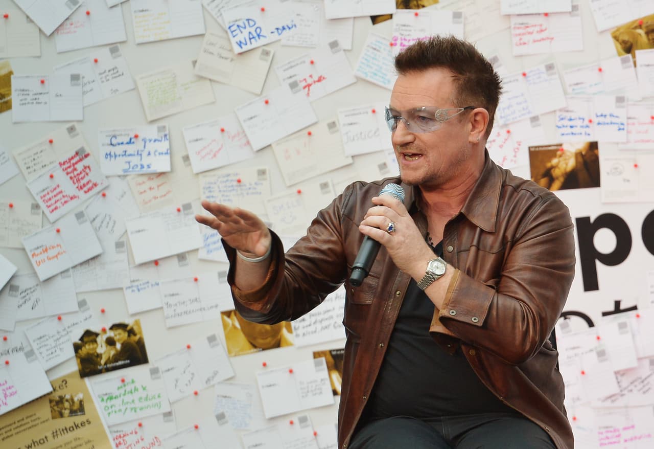 <b>Bono</b>: el vocalista y líder de U2 ha sido una de las celebridades más dedicadas en el activismo y la sensibilidad social. Se ha involucrado en casi todas las causas, de las cuales destacamos su lucha contra el sida, la pobreza y el hambre. También ha sido tres veces nominado con el Nobel de Paz. 
<br>
<br>