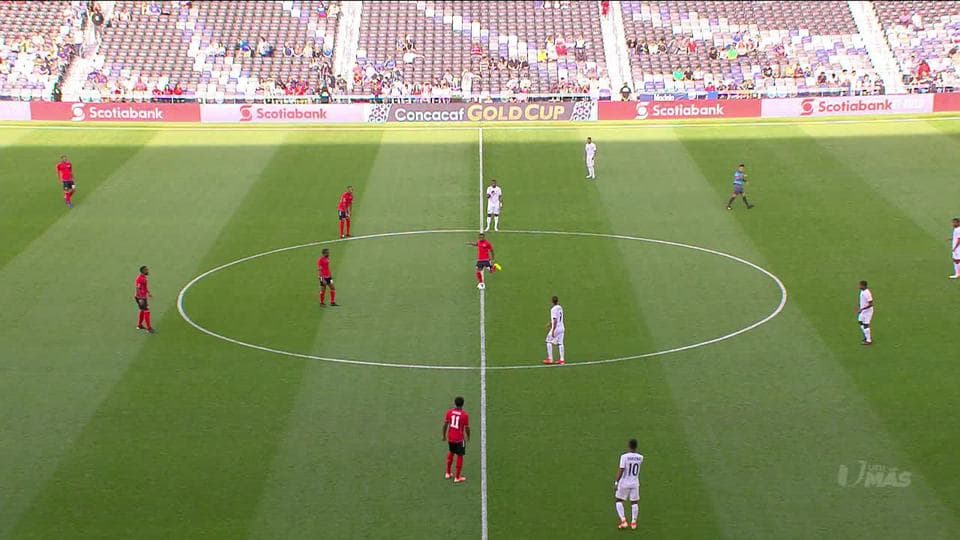 Arranca el partido y la pelota está en juego.