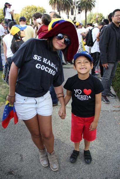 Pese a las distancias y tráfico característico de Los Ángeles, cientos de Venezolanos se unieron a la campaña mundial #SOSVenezuela para apoyar a todo el pueblo venezolano tras 10 días de protestas continuas en dicho país. A la manifestación se unieron guatemaltecos, peruanos, brasileños, libaneses, americanos y muchas otras nacionalidades que hacen vida en la Cosmopolita ciudad del oeste del país. Consignas, cantos y la familiaridad característica venezolana recibieron apoyo de los transeúntes en los alrededores del edificio Federal ubicado en la avenida Wilshire.